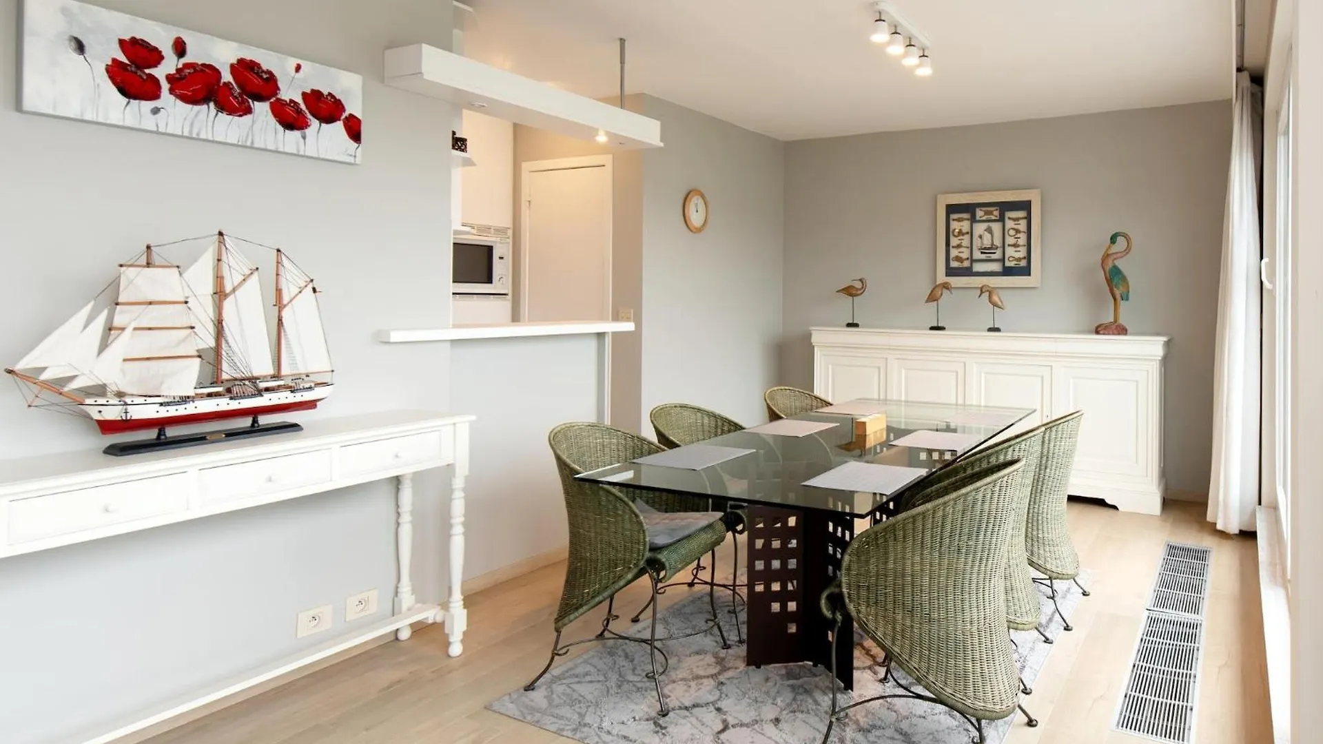 Spacious Apartment With Terrace Middelkerke